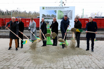 János Perényi, Vorstandsvorsitzender der Raaberbahn, Szilárd Kövesdi, Generaldirektor der Raaberbahn, Katalin Riba, Generaldirektor-Stellvertreterin der Raaberbahn, Ulrich Flamm, Infrastrukturexperte im Klimaschutzministerium, Verkehrslandesrat Heinrich Dorner, Bürgermeister Fritz Zarits (Wulkaprodersdorf), Bürgermeister Frank Wiemer (Antau) und Vizebürgermeister Rene Pint (Wulkaprodersdorf)