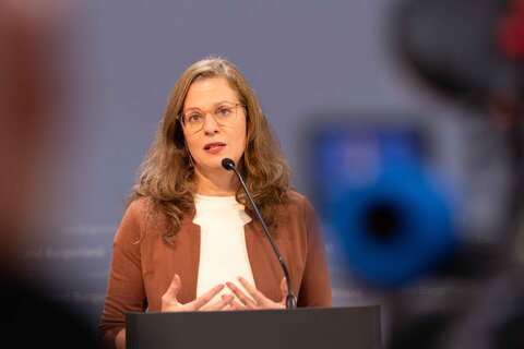 Landeshauptmann-Stellvertreterin Anja Haider-Wallner spricht bei der Pressekonferenz. Bildquelle: Landesmedienservice Burgenland
