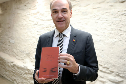 Landesrat Dr. Leonhard Schneemann mit dem neuen Buch "Jeder ist eine Geschichte…, die gelesen werden will."