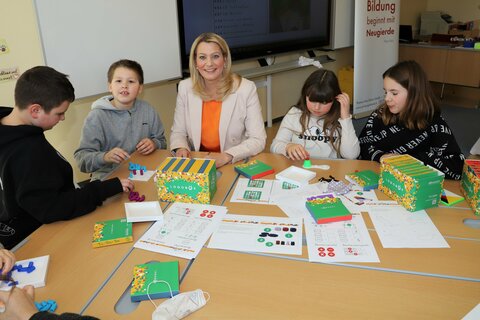 Bildungslandesrätin Daniela Winkler (Mitte) bei der praktischen Anwendung der Logobox gemeinsam mit Schulkindern der Volksschule Mattersburg;
