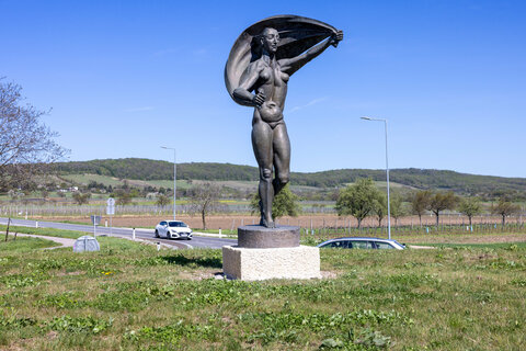 Die aufgestellte Skulptur von Wander Bertoni beim Kreisverkehr zwischen Winden und Breitenbrunn.
