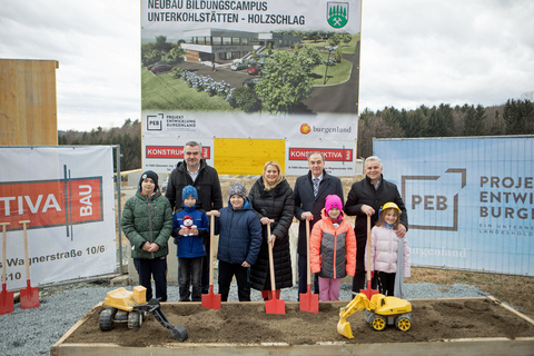 Baulandesrat Mag. Heinrich Dorner, Bildungslandesrätin Mag.a (FH) Daniela Winkler, Wirtschaftslandesrat Dr. Leonhard Schneemann und Bürgermeister Christian Pinzker (hinten v.l.) mit Kindern der vierten Klasse der Volksschule vor dem geplanten Bildungscampus im Ortsteil Holzschlag der Gemeinde Unterkohlstätten.