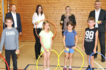 Auftakt für das „URFIT“-Wintersemester in der Volksschule Steinbrunn. v.l.: FI Mag. Harald Ziniel, Bildungsdirektion Burgenland, LH-Stv.in Mag.a Astrid Eisenkopf, LRin Mag.a Daniela Winkler, LR Mag. Heinrich Dorner, Kinder der Volksschule Steinbrunn