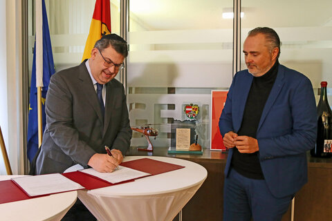 LH Hans Peter Doskozil und IKG-Präsident Oskar Deutsch bei der Vertragsunterzeichnung zur Übergabe des Jüdischen Zentralarchivs an die Israelitische Kultusgemeinde Wien.