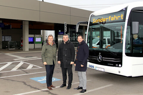Testfahrt mit dem VOR-E-Bus. V.l.: VOR-GF Mag. Wolfgang Schroll, Infrastrukturlandesrat Heinrich Dorner, VOR-GF Thomas Bohrn, MBA