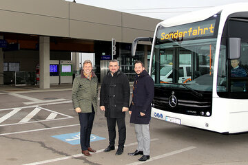 Testfahrt mit dem VOR-E-Bus. V.l.: VOR-GF Mag. Wolfgang Schroll, Infrastrukturlandesrat Heinrich Dorner, VOR-GF Thomas Bohrn, MBA