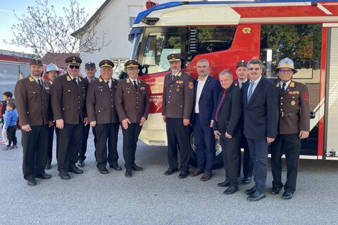 Harald Heint, Markus Narkowitz, Sven Karner, Felix Nechansky, Martin Mittnecker, Robert Mayer, Landesfeuerwehrkommandant Franz Kropf, Landesrat Heinrich Dorner, Bürgermeister Michael Lampl, Florian Nechansky, Christian Popovits und Franz Nechansky