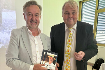 Wolfgang Stangl und OA Dr. Simo Brada mit dem „Liber Amicorum“, das von den Kolleg*innen der Klinik Oberwart liebevoll gestaltet wurde.