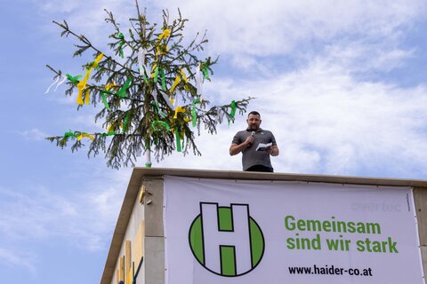 Polier Peter Justin trägt den Gleichenspruch vor.