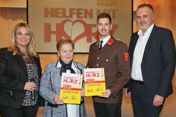 Landeshauptmann Hans Peter Doskozil und ORF Burgenland-Redakteurin Patricia Schuller mit Agners Csenar, ehrenamtliche Mitarbeiterin im SeneCura Sozialzentrum in Nikitsch, und Peter Tergatschnig, Kommandant der Freiwilligen Feuerwehr Sigleß stellvertretend für alle Helferinnen und Helfer