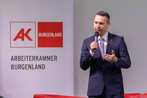 Regierungskoordinator Robert Hergovich spricht beim Kontrollgipfel.