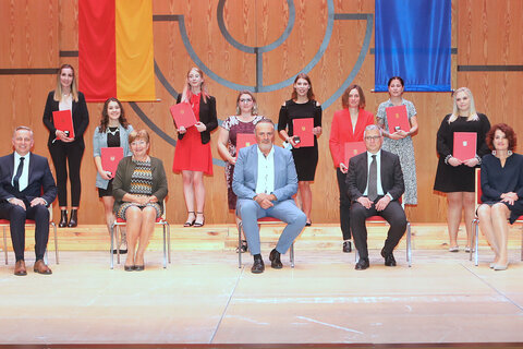 Im Rahmen einer Festveranstaltung erhielten die Absolventinnen und Absolventen der Schule für allgemeine Gesundheits- und Krankenpflege Oberwart und Frauenkirchen von Landeshauptmann Hans Peter Doskozil und dem interimistischen Direktor Gerhard Marth ihre Diplome