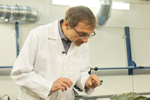 Univ.-Prof. Frank Melcher, Leiter des Lehrstuhls für Geologie und Lagerstättenlehre an der Montanuniversität Leoben, bei der Erklärung der Analyseverfahren