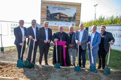 Landeshauptmann Hans Peter Doskozil (3.v.r.), Sportlandesrat Heinrich Dorner (2.v.l.) sowie Landtagsabgeordneter Fabio Halb, Stadtpfarrer Franz Brei, Jennersdorfs Vizebürgermeister Helmut Kropf, Bürgermeister Reinhard Deutsch und Projektmanager Oliver Stangl (südburgenland plus) (v.l.).