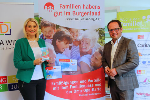 Familienlandesrätin Mag.a (FH) Daniela Winkler und Mag. Marek Zeliska, der Vorsitzende der Familienallianz und Leiter von SOS-Kinderdorf Burgenland, mit dem Familienpreis das Landes Burgenland.