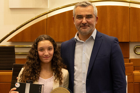 Landesrat Heinrich Dorner mit Preisträgerin Helena Zotos (ASKÖ Kunstturnen Mattersburg).