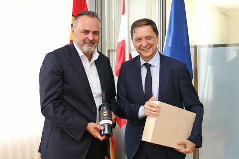 Austausch von Weingeschenken zwischen Landeshauptmann Hans Peter Doskozil und dem Botschafter von Rumänien in Österreich, S.E. Bogdan Mazuru