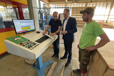 Landesrat Dr. Leonhard Schneemann besuchte die Firma Holzbau Strobl in Deutsch Kaltenbrunn.