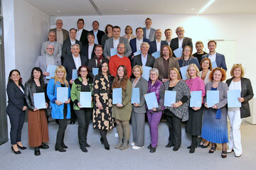 LH-Stellvertreterin Astrid Eisenkopf mit Bettina Frank, GF Akademie Burgenland, und den Teilnehmer*innen am Lehrgang am Standort Eisenstadt