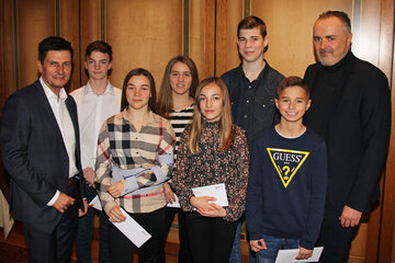 Sportlandesrat Christian Illedits, Felix Schmidl, Anna Fuhrmann, Lisa Fuhrmann, Anna Schmidl, Dominik Horvath, Alessandro Nukic und Landeshauptmann Hans Peter Doskozil