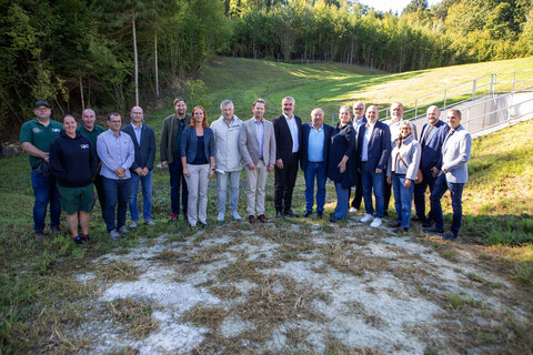 Infrastrukturlandesrat Mag. Heinrich Dorner mit Abteilungsvorstand DI (FH) Wolfgang Heckenast (Abteilung 5 - Wasser Klima und Energie, Amt der Burgenländischen Landesregierung) sowie allen Beteiligten sowie Anrainerinnen und Anrainern bei der Eröffnung des neuen Rückhaltebeckens in Riedlingsdorf.