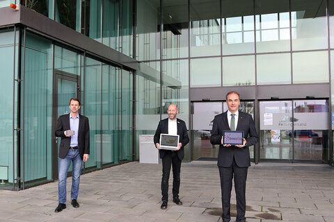 Wirtschaftslandesrat Leonhard Schneemann mit Forschung Burgenland Geschäftsführer DI Marcus Keding (Bildmitte), DDI Marcus Hofmann, Projektleiter bei der Forschung Burgenland