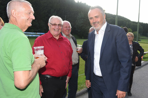 Am Sportplatz ergab sich für Landeshauptmann Hans Peter Doskozil so manche Gelegenheit zum Gespräch mit den Sieggrabenern.