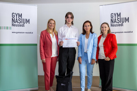 LRin Mag.a (FH) Daniela Winkler mit der Direktorin des BG/BRG Neusiedl, OStRin Mag.a Tanja Bayer-Felzmann,  Viktor Aubrecht, dem Bundesmeister der AMOPA Sprachmania 2025, und dessen Französischlehrerin Dr.in Mag.a Elisabeth Ladich.