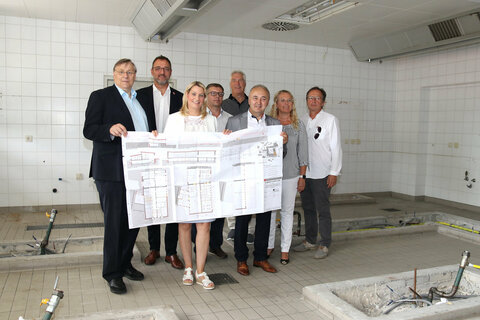 Präsentierten Pläne für den Umbau des Gastronomiebereichs der Landesberufsschule – hier soll die neue Lehrküche entstehen. V.l.: LBS-Direktor Johannes Fenz, AK-Präsident Gerhard Michalitsch, Bildungslandesrätin Daniela Winkler, Baumeister Ernst Machacek, Architekturwerkstatt, Wilhelm Fritsch, Ingenieurbüro Fritsch GmbH., Ing. Anton Grosinger, Belig, Martina Wende, Spartenobfrau Hotellerie, Ing. Johann Lang, ZT-GmbH