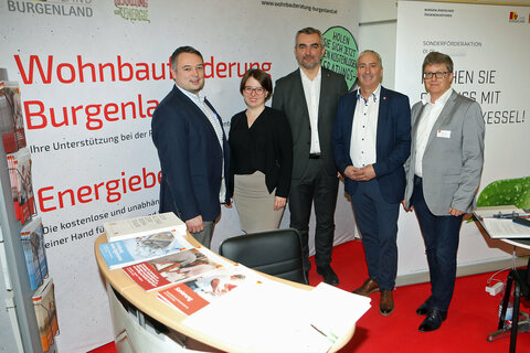 Landesrat Mag. Heinrich Dorner (Mitte) besuchte auch den Stand der Wohnbauförderung Burgenland.