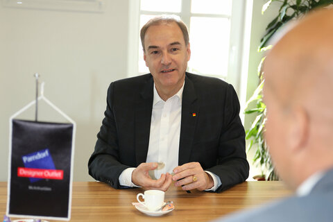 Landesrat Dr. Leonhard Schneemann im Gespräch mit Generalmanager Mag. Mario Schwann