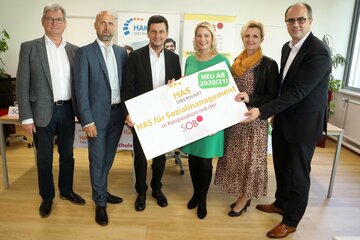 Direktor Karl Hirt, SOB Pinkafeld, Direktor Hannes Schmid, HAS/HAK Frauenkirchen, Landesrat Christian Illedits, Landesrätin Daniela Winkler, Sandra Steiner, Präsidialbereich Bildungsdirektion Burgenland und Direktor Andreas Lonyai, HAK/HAS Oberwart