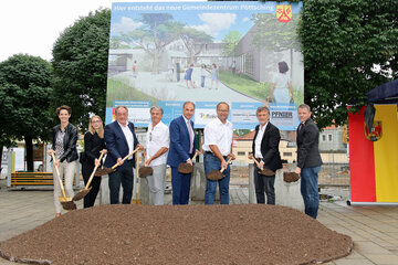 Spatenstich für das neue Gemeindezentrum von Pöttsching: v.l.: Vizebgm.in Petra Prankl, DI Barbara Katter vom Büro Arch. Halbritter, Neudörfls Bgm. LAbg. Dieter Posch, Architekt DI Hans Peter Halbritter, LR Dr. Leonhard Schneemann, Pöttschings Bürgermeister Martin Mitteregger, EBSG-Vorsitzender Peter Schlappal, Bmst. Frank Pfnier, Pfnier & Co GmbH