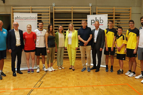 (v.l.): Mag. Dr. Werner Schwarz, Vizerektor HS-Prof. Mag. Dr. Herbert Gabriel, die Badminton-Profis Ana Marija Wraber und Luka Wraber, Olympiasiegerin Julia Dujmovits, Rektorin Mag.a Dr.in Sabine Weisz, Bildungslandesrätin Mag.a (FH) Daniela Winkler, HS-Prof. Mag. Dr. Klaus Novak, Fachinspektor Mag. Harald Ziniel sowie Special Olympics Koordinator Sebastian Koller (r.) mit Kollegen der Sportunion Dornau.