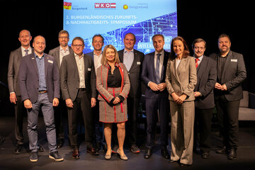 Gruppenbild vom 2. Zukunfts- und Nachhaltigkeitssymposium (v.l.) Martin Horvath, Vizepräsident Wirtschaftskammer Burgenland, Dipl. Ing. Patrick Luley, Joanneum Research Forschungsgesellschaft mbH, Ing. Mag. Hans-Peter Schöll, MIM, Geschäftsführer Schöll Bau, Univ. Prof. Dipl. Ing. Dr. Gerald Goger, techn. Geschäftsführer, Landesholding Burgenland GmbH, Bernhard Puttinger, MBA, Geschäftsführer, Green Tech Valley Cluster, Prof.in (FH) Mag.a Dr.in Silvia Ettl-Huber, Vizerektorin für Forschung und Innovation, Hochschule für Angewandte Wissenschaften Burgenland GmbH, Chief Technology Officer Engineering Prof. Dr. Robert Fischer, AVL List GmbH, Wirtschaftslandesrat Dr. Leonhard Schneemann, Vorstandsvorsitzende Mag.a Patricia Neumann, Siemens AG Österreich, Mag. Werner Gruber, Professor, Universität Wien, Dipl. Ing. Martin Zloklikovits, Forschungskoordinator.
