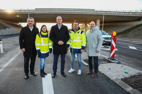 Verkehrslandesrat Mag. Heinrich Dorner mit DI Andreas Fromm, MBA, Geschäftsführer der ASFINAG Bau Management GmbH, und Baudirektor DI (FH) Wolfgang Heckenast bei der Verkehrsfreigabe der B52 Ruster Straße - Eisenstadt Süd