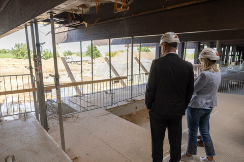 Landesrat Heinrich Dorner und Bürgermeisterin Elisabeth Böhm begutachten notwendige Vorarbeiten für neue Schwimmhalle