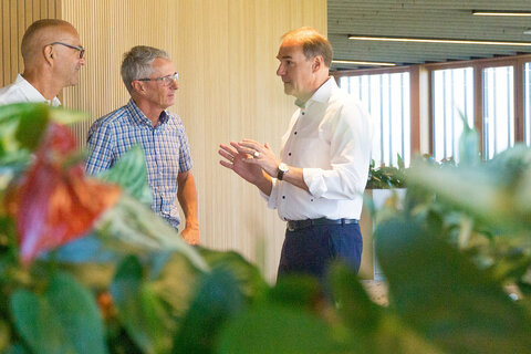 LR Schneemann (re.) im Gespräch mit Bürgermeister Heinz Heidenreich (1.v.li.) und Norbert Polatschek, MAM-Head of technical research and project leader