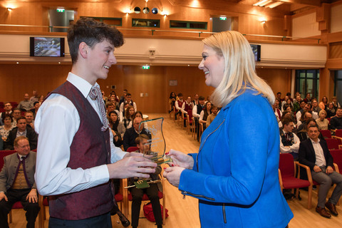 Jugendlandesrätin Mag.a (FH) Daniela Winkler bei Übergabe der Auszeichnungen
