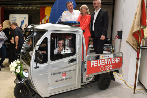 Testeten das neue Elektromobil (auf der Ladefläche v.l.) Feuerwehrkommandant ABI Reinhard Theuritzbacher, Bürgermeisterin LAbg. Elisabeth Böhm, Landesrat Mag. Heinrich Dorner.