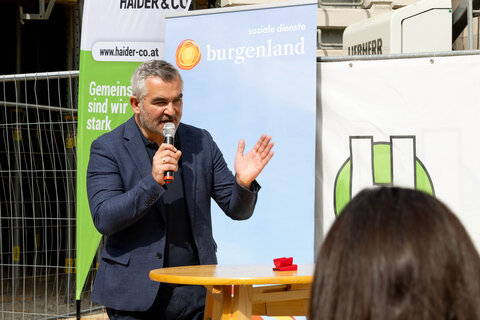 Landesrat Heinrich Dorner spricht bei der Gleichenfeier.