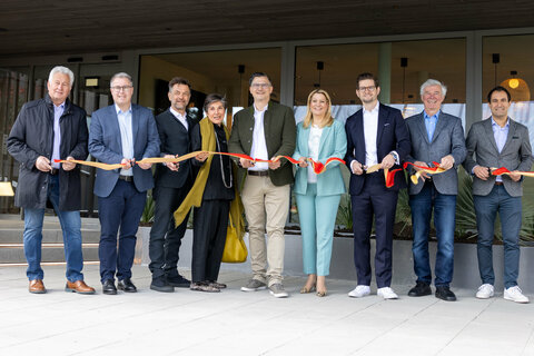 Landesrätin Mag.a (FH) Daniela Winkler (4.v.r.) durchschnitt das Band zur offiziellen Eröffnung des Hotels "Nils am See" in Weiden am See.