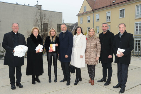 Bischofsvikar Zeljko Odobasic, LT-Präsidentin Verena Dunst, Julia Jurtschak, LH Hans Peter Doskozil, Landeshauptmann-Stellvertreterin Astrid Eisenkopf, LR Daniela Winkler, LR Heinrich Dorner, LR Leonhard Schneemann