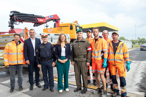 DI Gerald Gebhardt, Leiter Bau und Betrieb Nord der Baudirektion Burgenland, Landesrat Mag. Heinrich Dorner, Landeshauptmann-Stellvertreterin Anja Haider-Wallner, Stadtpolizeikommandant Oberst Günter Hauer, BA MA, und Oberst Raimund Wrana, stellvertretender Militärkommandant für Burgenland, mit Mitarbeiterin der Baudirektion beim Abbau des letzten Seuchenteppichs am Grenzübergang Klingenbach.