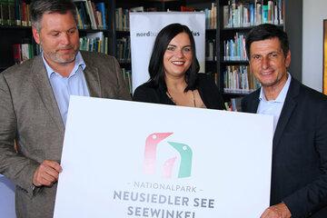 Nationalparkdirektor DI Johannes Ehrenfeldner, Landesrat Christian Illedits, Obmann LAG nordburgenland plus, sowie Natur- und Umweltschutzlandesrätin Mag.a Astrid Eisenkopf präsentierten das LEADER-Projekt „Blickpunkt Nationalpark“, das zum Ziel hat, den Nationalpark Neusiedler See – Seewinkel zu einer starken Marke weiterzuentwickeln und ein hohes Maß an Bekanntheit bzw. die Wahrnehmung der Marke und die Identifikation mit dieser zu erreichen