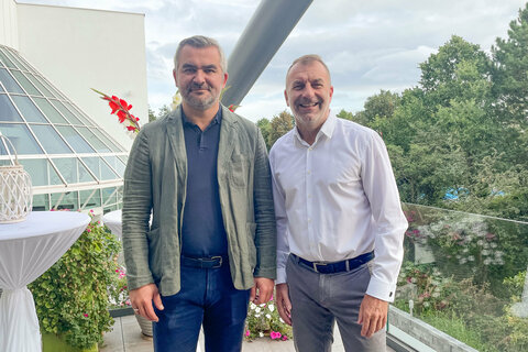 Landesrat Mag. Heinrich Dorner (l.) und BTV-Präsident Günter Kurz gratulieren den burgenländischen Tennistalenten zum großen Erfolg bei den ÖTV-Jugendmeisterschaften in Innsbruck