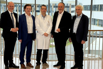 Die burgenländischen Klinken sind unter Ärztinnen und Ärzten gefragter denn je. Mit Primarius Univ.-Prof. Dr. Peter Kornprat und Primarius Univ.-Prof. Dr. Mag. Martin Pichler, MBA, haben sich erst unlängst zwei top Mediziner für das Burgenland entschieden (v.l.): Mag. Franz Öller, MBA, MPH, kaufmännischer Geschäftsführer Gesundheit Burgenland, Primarius Univ.-Prof. Dr. Peter Kornprat, Abteilungsleiter Chirurgie, Klinik Oberwart, Primarius Univ.-Prof. Dr. Mag. Martin Pichler, MBA, Abteilungsleiter Onkologie und Palliativmedizin, Klinik Oberwart, Landeshauptmann Mag. Hans Peter Doskozil und Univ.-Prof. Dr. Stephan Kriwanek, medizinischer Geschäftsführer Gesundheit Burgenland