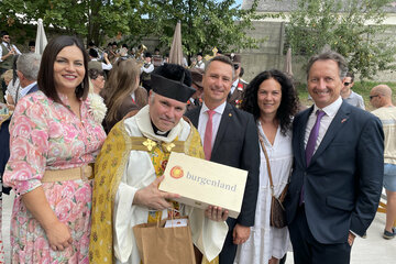 Landeshauptmann-Stellvertreterin Mag.a Astrid Eisenkopf mit Kleinhöfleins Ortspfarrer Militärdekan Bischofsvikar MMag. DDr. Alexander M. Wessely, LL.M, Landtagspräsident Robert Hergovich, Vizebürgermeisterin Charlotte Toth-Kanyak, MEd, und Bundesrat Günter Kovacs.