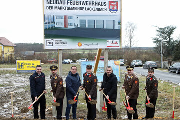 Landesfeuerwehrdirektor DI (FH) Sven Karner, Abschnittskommandant ABI Josef Schöll, Bürgermeister Christian Weninger, Feuerwehrkommandant OBI Manuel Grund, Feuerwehrreferent, Landesrat Mag. Heinrich Dorner, Landesfeuerwehrkommandant-Stellvertreter und Bezirksfeuerwehrkommandant LBDS Martin Reidl und Feuerwehrkommandant-Stellvertreter OBI Lukas Pandur (v.l.) beim Spatenstich des neuen Feuerwehrhauses in Lackenbach.