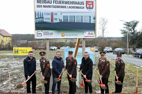 Landesfeuerwehrdirektor DI (FH) Sven Karner, Abschnittskommandant ABI Josef Schöll, Bürgermeister Christian Weninger, Feuerwehrkommandant OBI Manuel Grund, Feuerwehrreferent, Landesrat Mag. Heinrich Dorner, Landesfeuerwehrkommandant-Stellvertreter und Bezirksfeuerwehrkommandant LBDS Martin Reidl und Feuerwehrkommandant-Stellvertreter OBI Lukas Pandur (v.l.) beim Spatenstich des neuen Feuerwehrhauses in Lackenbach.